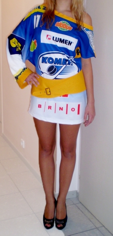 ŠATY Z HOKEJOVÉHO  DRESU STAROBRNO